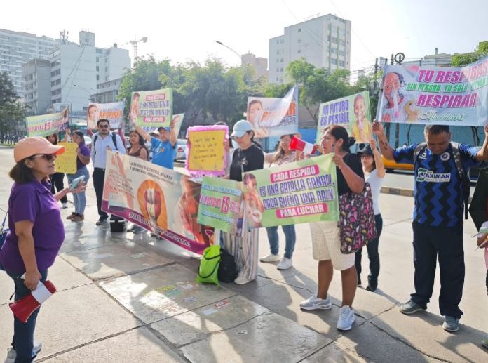 Pacientes con fibrosis quística protestan frente a EsSalud