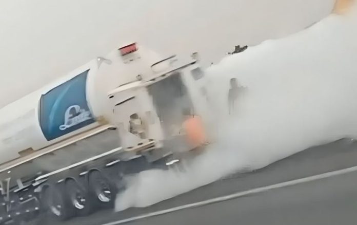 Pánico en Panamericana Sur por fuga de GLP en camión cisterna Pánico en Panamericana Sur por fuga de GLP en camión cisterna