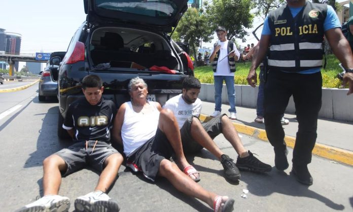 Roban camioneta y caen tras persecución