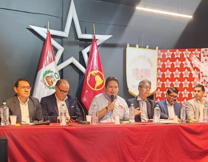 candidato presidencial Enrique Valderrama, por el Partido Aprista Peruano