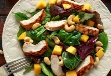 Ensalada de pollo con espinacas y mango