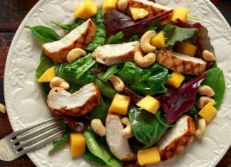 Ensalada de pollo con espinacas y mango