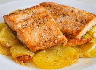 Salmón al horno con papas y cebolla