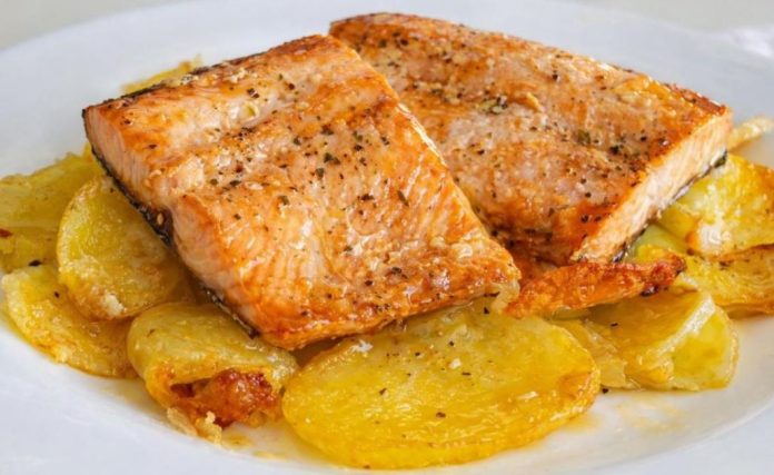 Salmón al horno con papas y cebolla