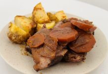 Jugosa carne a la cacerola con vino carne a la cacerola con vino