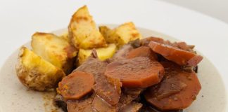 Jugosa carne a la cacerola con vino carne a la cacerola con vino