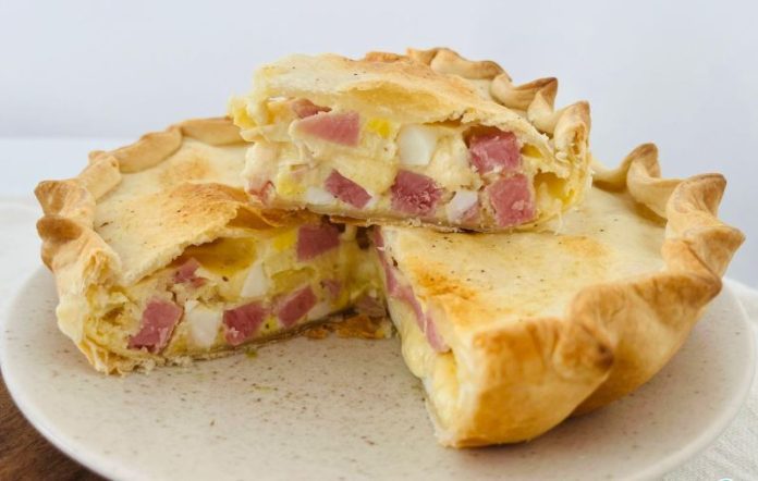 tarta de jamón, queso y huevo duro