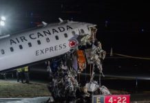 Chocaron avión y camión de bomberos en aeropuerto LaGuardia