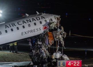 Chocaron avión y camión de bomberos en aeropuerto LaGuardia