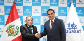 El ministro de Trabajo, Óscar Fernández Cáceres, presentó al nuevo presidente ejecutivo de EsSalud, Luis Rosales Pereda