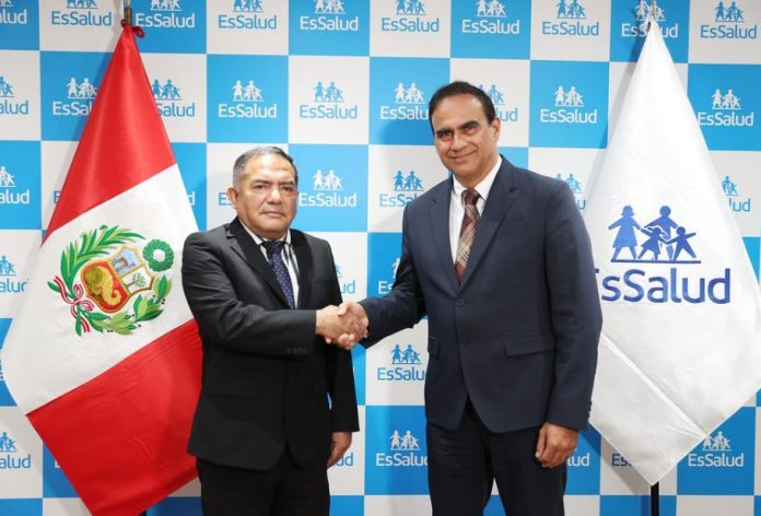 El ministro de Trabajo, Óscar Fernández Cáceres, presentó al nuevo presidente ejecutivo de EsSalud, Luis Rosales Pereda