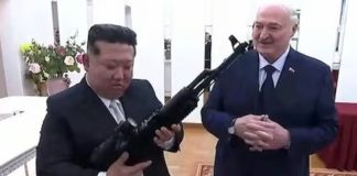 El presidente de Bielorrusia, Alexander Lukashenko, obsequió al líder norcoreano Kim Jong-un un fusil de asalto