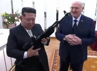 Le regalan un fusil de asalto El presidente de Bielorrusia, Alexander Lukashenko, obsequió al líder norcoreano Kim Jong-un un fusil de asalto
