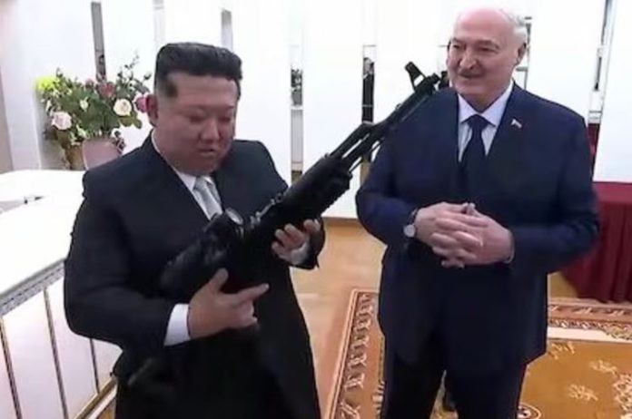 El presidente de Bielorrusia, Alexander Lukashenko, obsequió al líder norcoreano Kim Jong-un un fusil de asalto