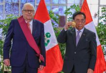 Condecoraron a Julio Velarde El presidente de la República, José María Balcázar, condecoró ayer al presidente del BCR, Julio Velarde, con la Orden El Sol del Perú, en el grado de Gran Cruz
