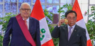 Condecoraron a Julio Velarde El presidente de la República, José María Balcázar, condecoró ayer al presidente del BCR, Julio Velarde, con la Orden El Sol del Perú, en el grado de Gran Cruz
