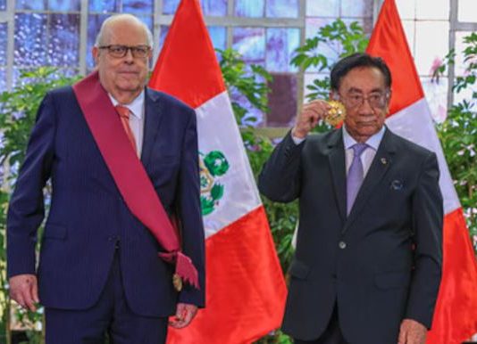 Condecoraron a Julio Velarde El presidente de la República, José María Balcázar, condecoró ayer al presidente del BCR, Julio Velarde, con la Orden El Sol del Perú, en el grado de Gran Cruz