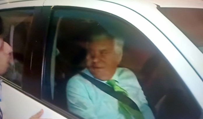 Apristas escupieron a Fernando Olivera Apristas escupieron a Fernando Olivera