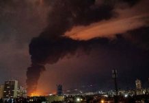 Llamas y humo se elevan desde una instalación de almacenamiento de petróleo golpeada mientras los ataques golpeaban la ciudad durante la campaña militar entre Estados Unidos e Israel en Teherán