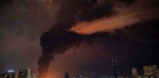 Llamas y humo se elevan desde una instalación de almacenamiento de petróleo golpeada mientras los ataques golpeaban la ciudad durante la campaña militar entre Estados Unidos e Israel en Teherán