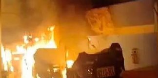 Prendieron fuego a mototaxis en VES