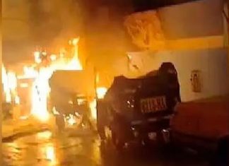 Prendieron fuego a mototaxis en VES Prendieron fuego a mototaxis en VES