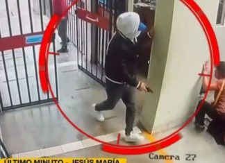 Se le traba el arma a sicario y mujer se salva