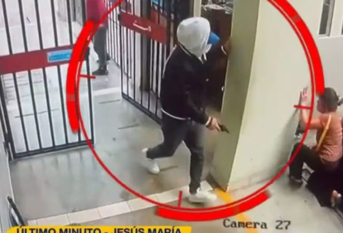 Se le traba el arma a sicario y mujer se salva Se le traba el arma a sicario y mujer se salva