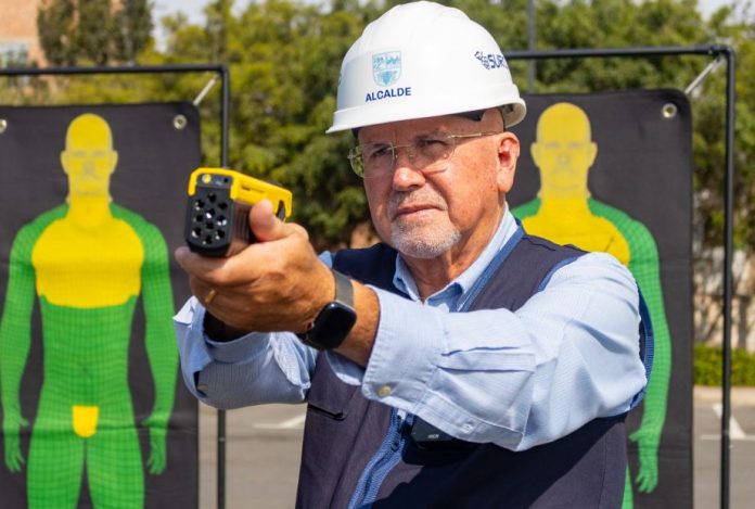 Surco ya usa pistolas de electrochoque