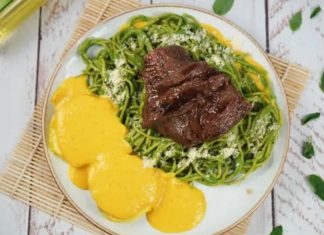 Tallarines verdes con salsa a la huancaína