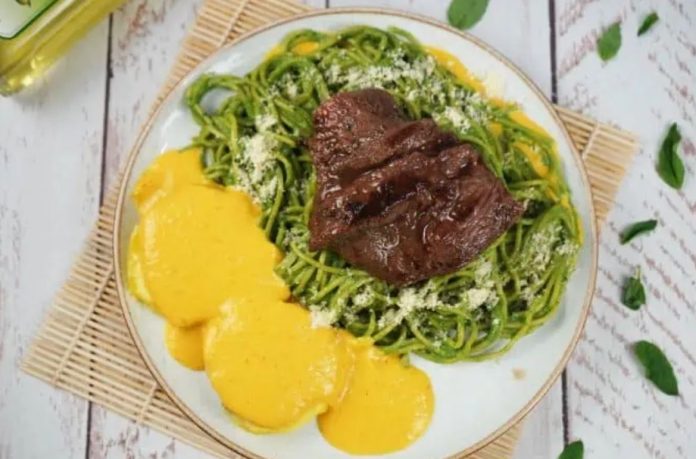 Tallarines verdes con salsa a la huancaína