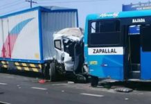 Un muerto tras choque entre camión y bus