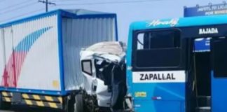 Un muerto tras choque entre camión y bus Un muerto tras choque entre camión y bus