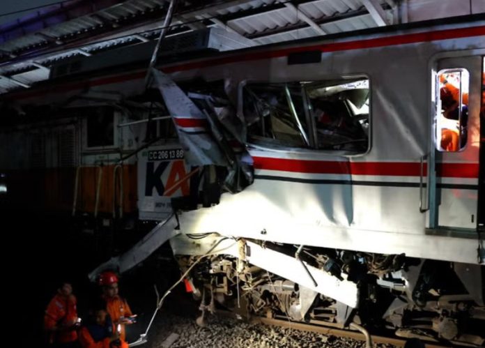 Choque de trenes conmociona Indonesia