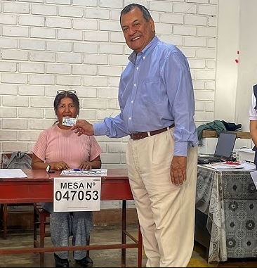 El candidato presidencial Jorge Nieto Montesinos, del Partido del Buen Gobierno, acudió a sufragar en el colegio Víctor A. Belaunde Diez Canseco