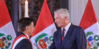 El presidente de la República, José María Balcázar, tomó ayer juramento a Carlos Pareja como nuevo ministro de Relaciones Exteriores