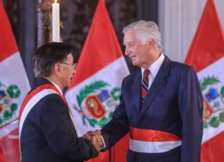 El presidente de la República, José María Balcázar, tomó ayer juramento a Carlos Pareja como nuevo ministro de Relaciones Exteriores