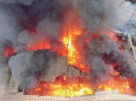 Incendio consume almacén de reciclaje en Puente Piedra