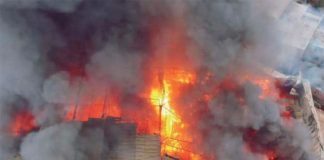 Incendio consume almacén de reciclaje en Puente Piedra
