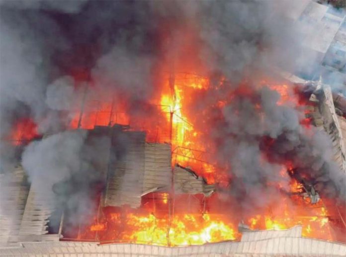 Incendio consume almacén de reciclaje en Puente Piedra