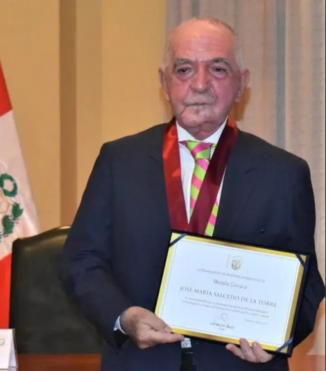 José María Chema Salcedo recibiendo un reconocimiento por su trayectoria José María Chema Salcedo recibiendo un reconocimiento por su trayectoria