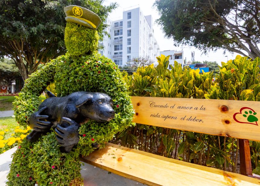 Surco homenajea a policía Patrick Ospina