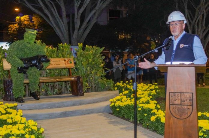 Surco homenajea a policía Patrick Ospina