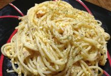 Tallarines con huevo en jamón y queso