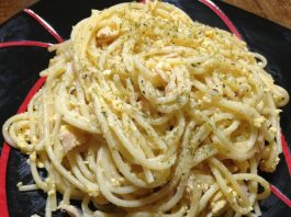 Tallarines con huevo en jamón y queso