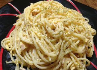 Tallarines con huevo en jamón y queso