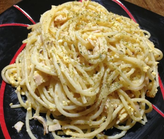 Tallarines con huevo en jamón y queso