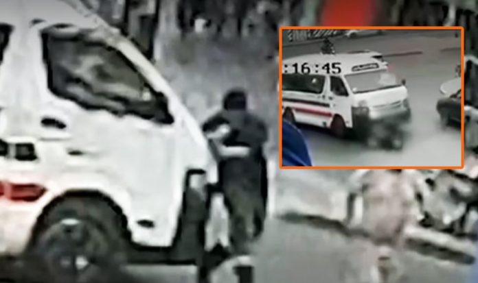 Veinteañero muere aplastado por combi