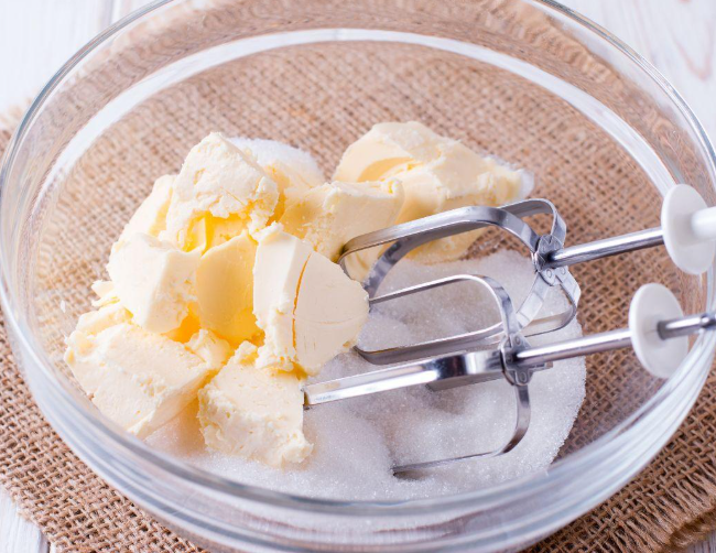 Queque casero : batir el azúca con la mantequilla