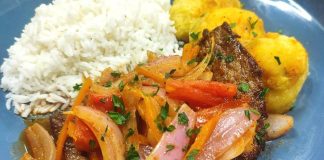 bistec encebollado